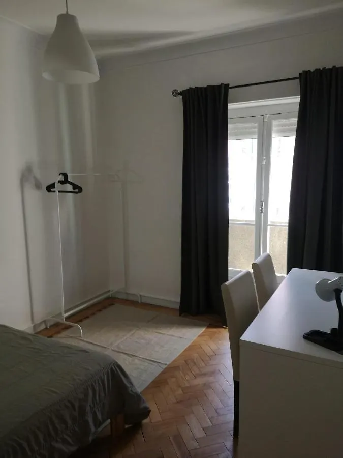 Young Apartment Lisbon 0*,