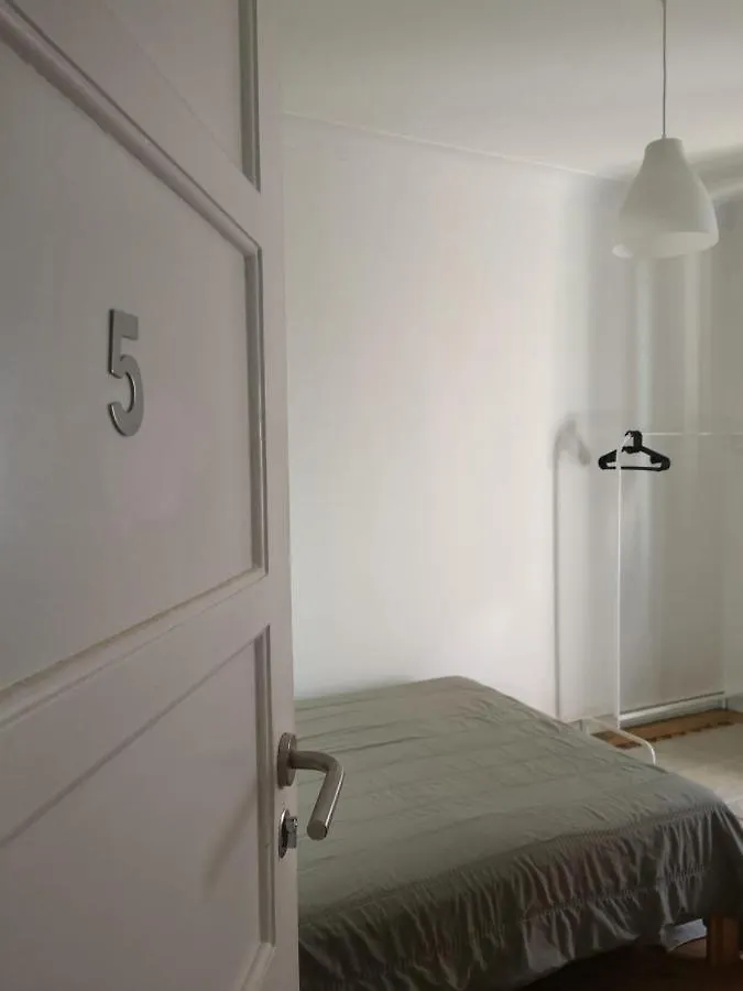 Young Apartment Lisbon 0*,
